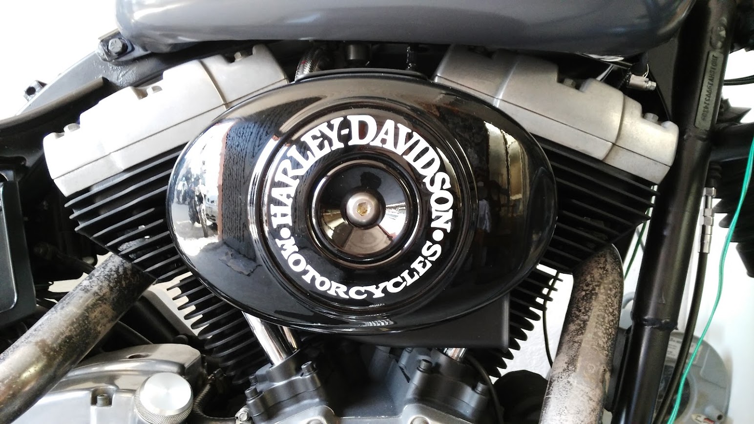 Detalle motor y filtro de aire pintado con vinilo