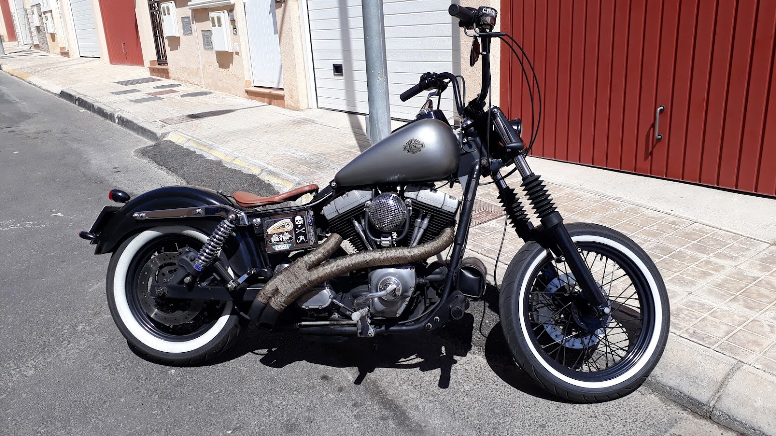 Dyna 2000 terminada con filtro tipo breather y escapes Joker