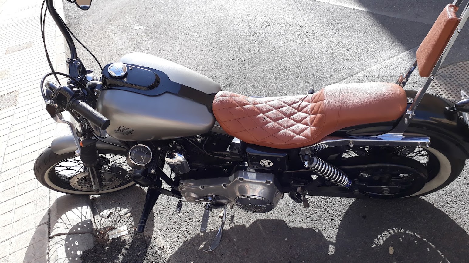 Asiento con rombos y sissy bar montados en la Dyna