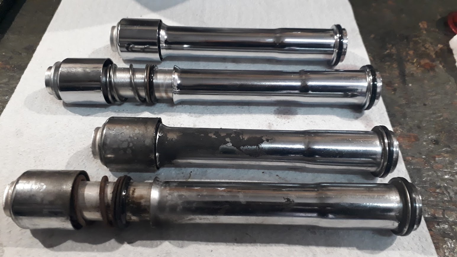 Cubrevarillas en proceso de limpieza, comparando sucios y limpios