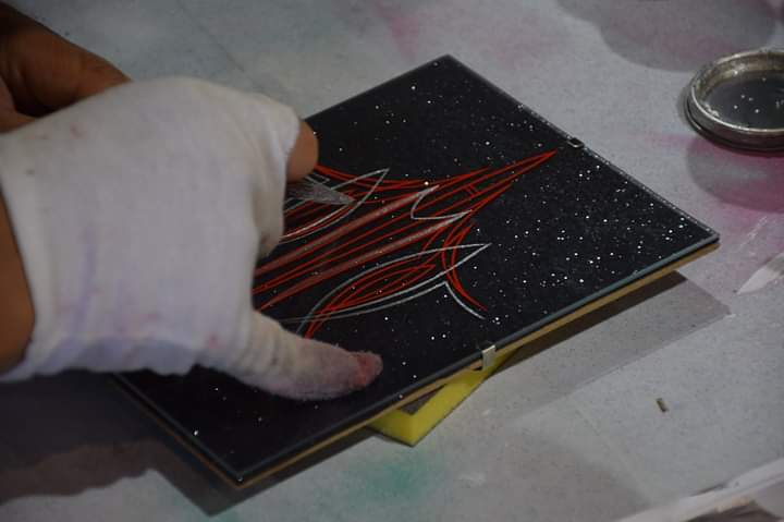 Trabajo de pinstriping en Retro Almería